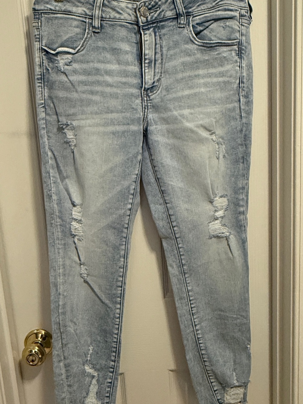 AE Light Wash Distressed Women’s Jeans